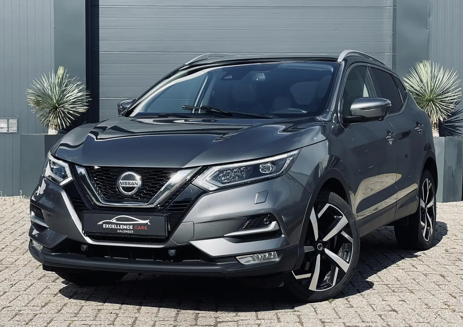 Nissan Qashqai 1.3 DIG-T Tekna Pano Automaat Gris - 2