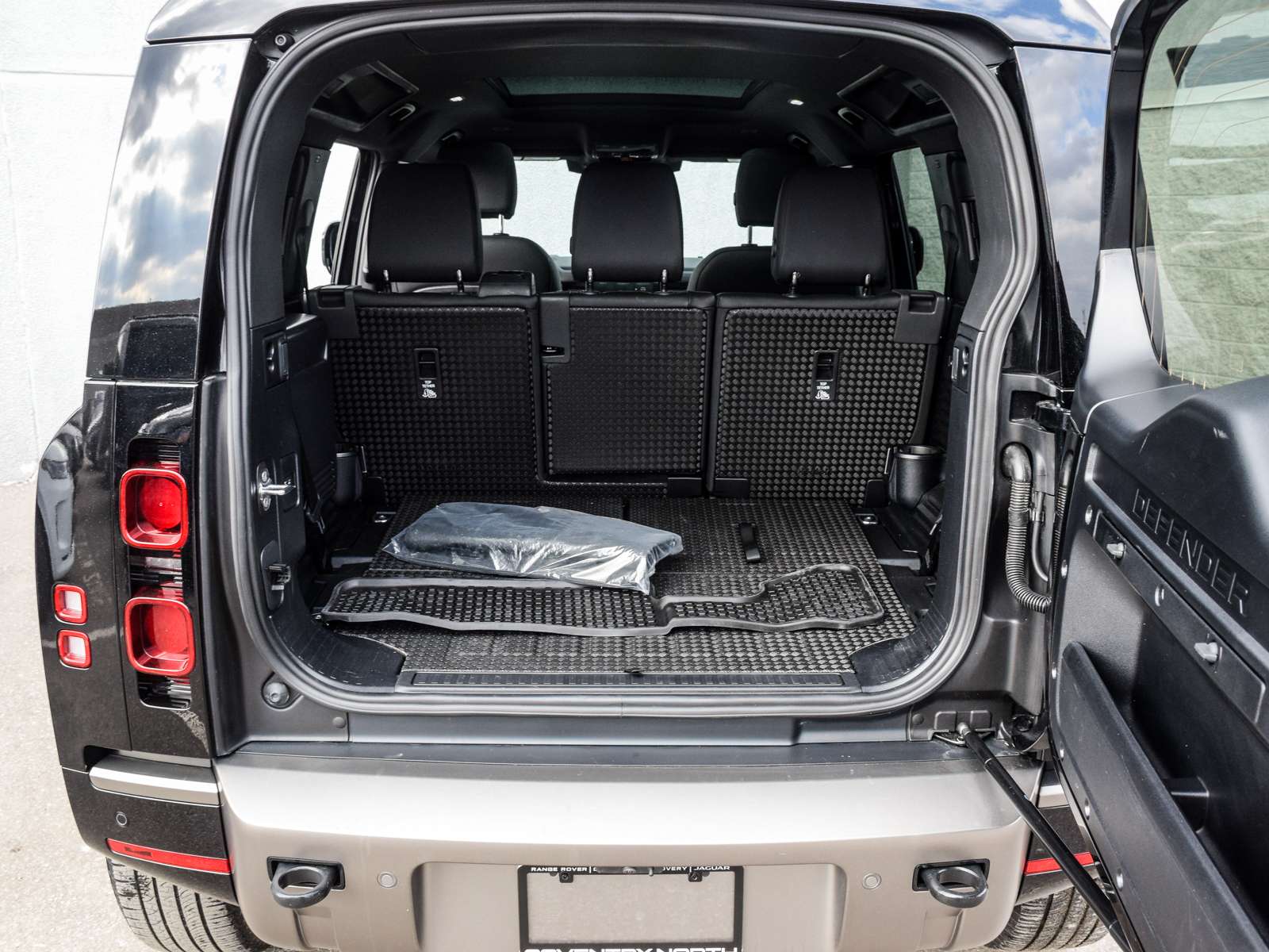 2025 Land Rover Defender X-Dynamic SE thumb 9