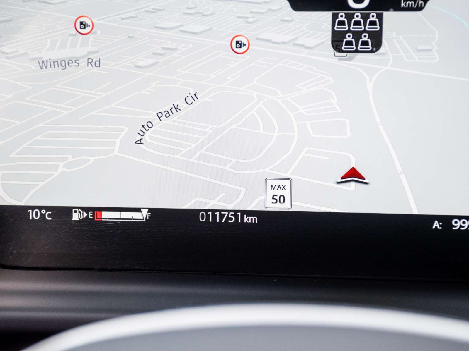 2025 Land Rover Defender X-Dynamic SE thumb 24