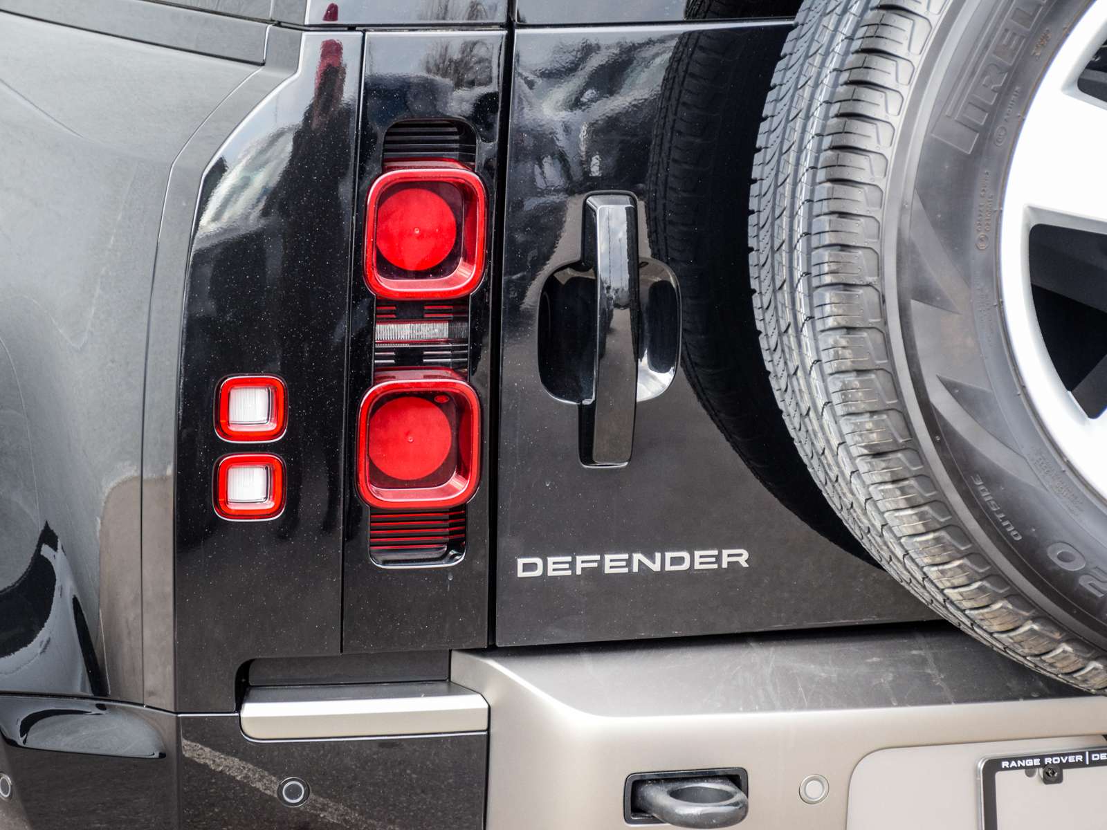 2025 Land Rover Defender X-Dynamic SE thumb 7