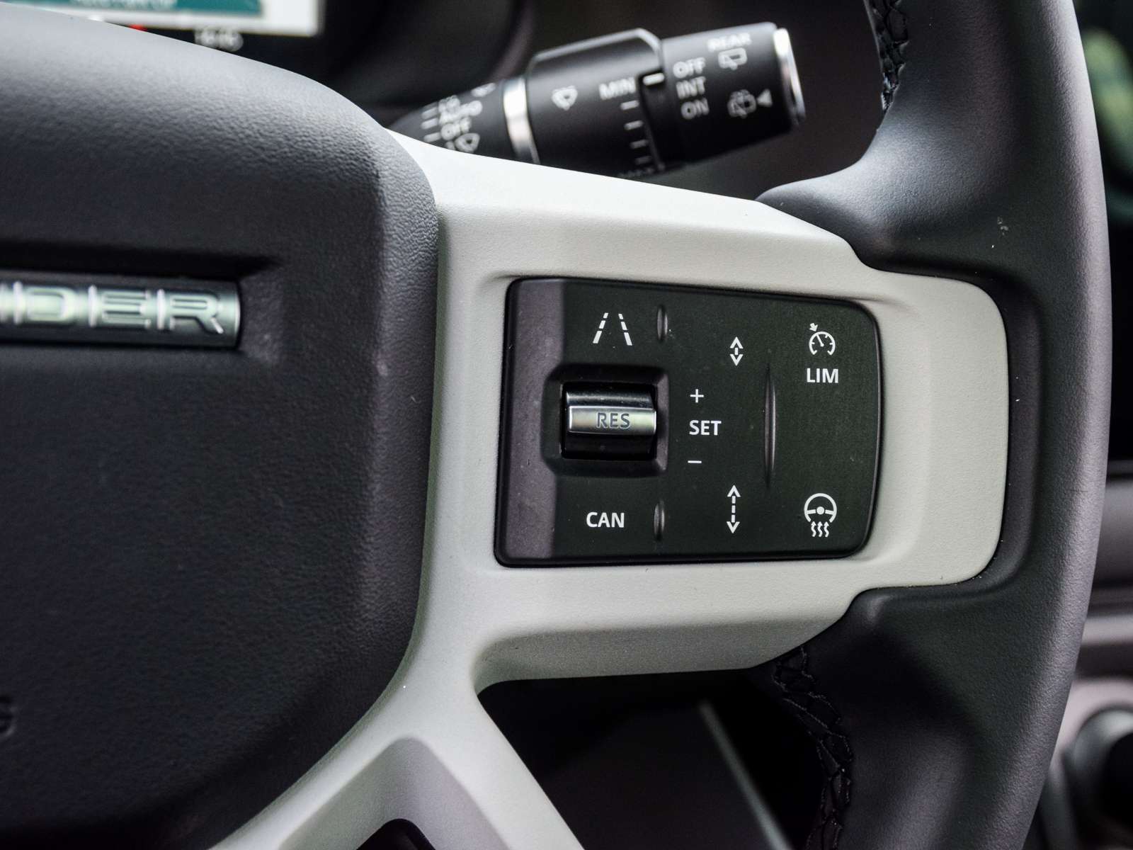 2025 Land Rover Defender X-Dynamic SE thumb 26