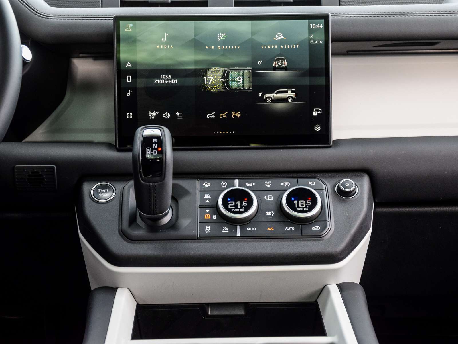 2025 Land Rover Defender X-Dynamic SE thumb 18