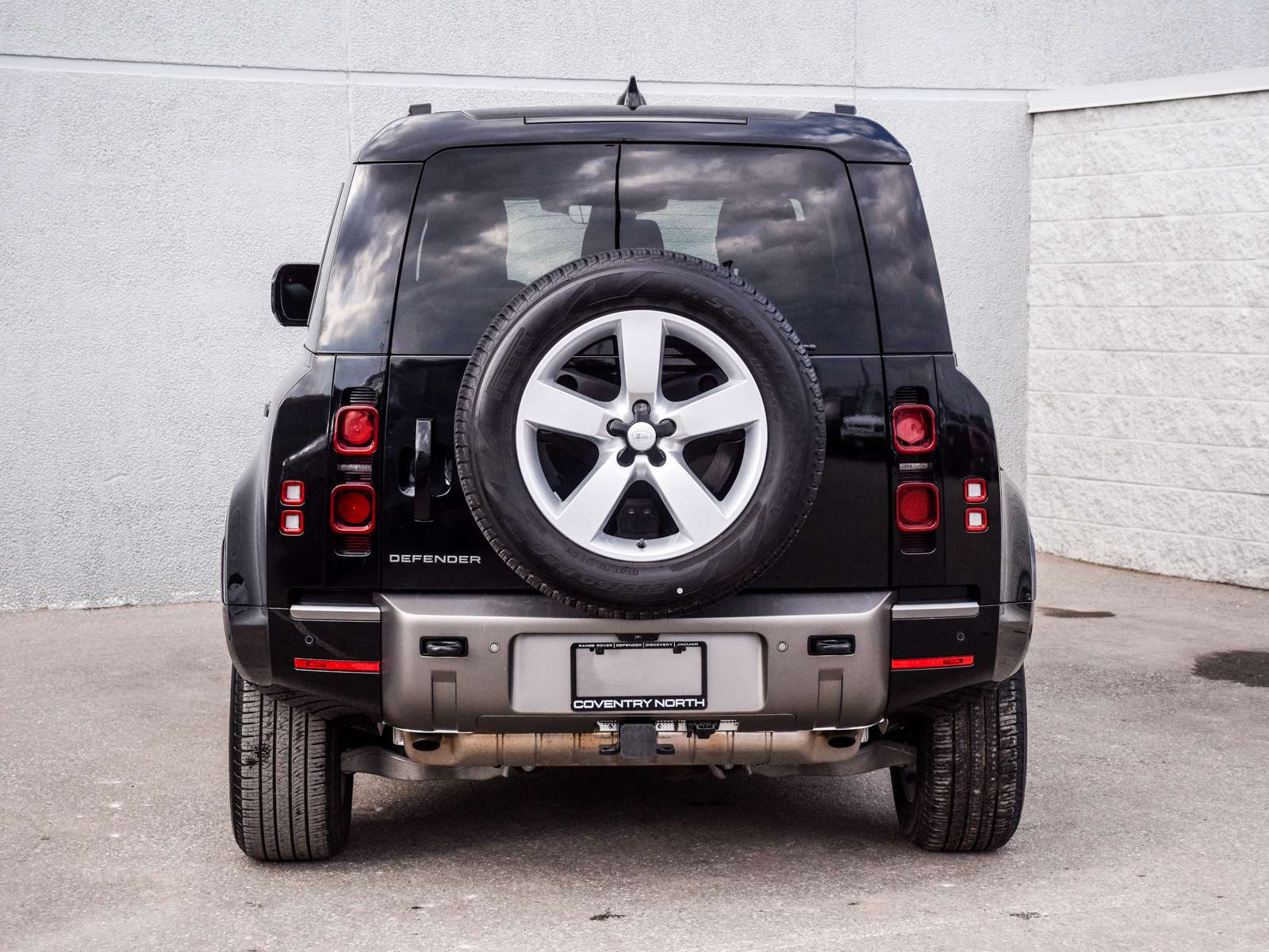 2025 Land Rover Defender X-Dynamic SE alt 5