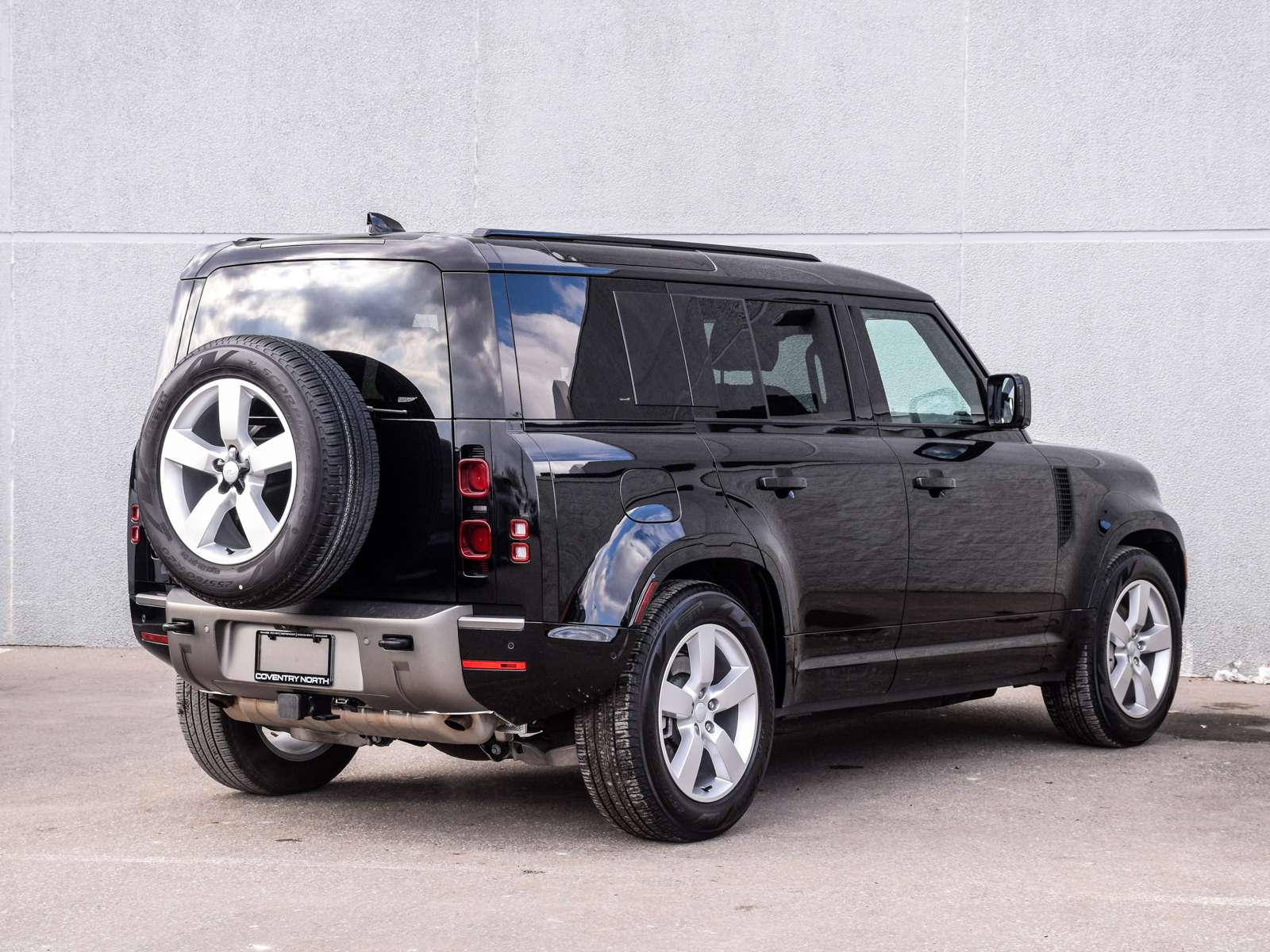 2025 Land Rover Defender X-Dynamic SE alt 4