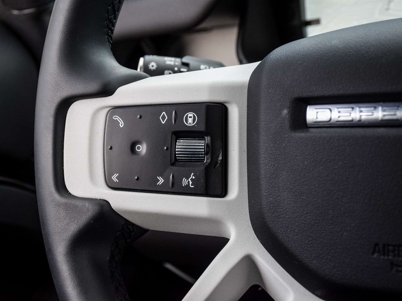 2025 Land Rover Defender X-Dynamic SE thumb 25