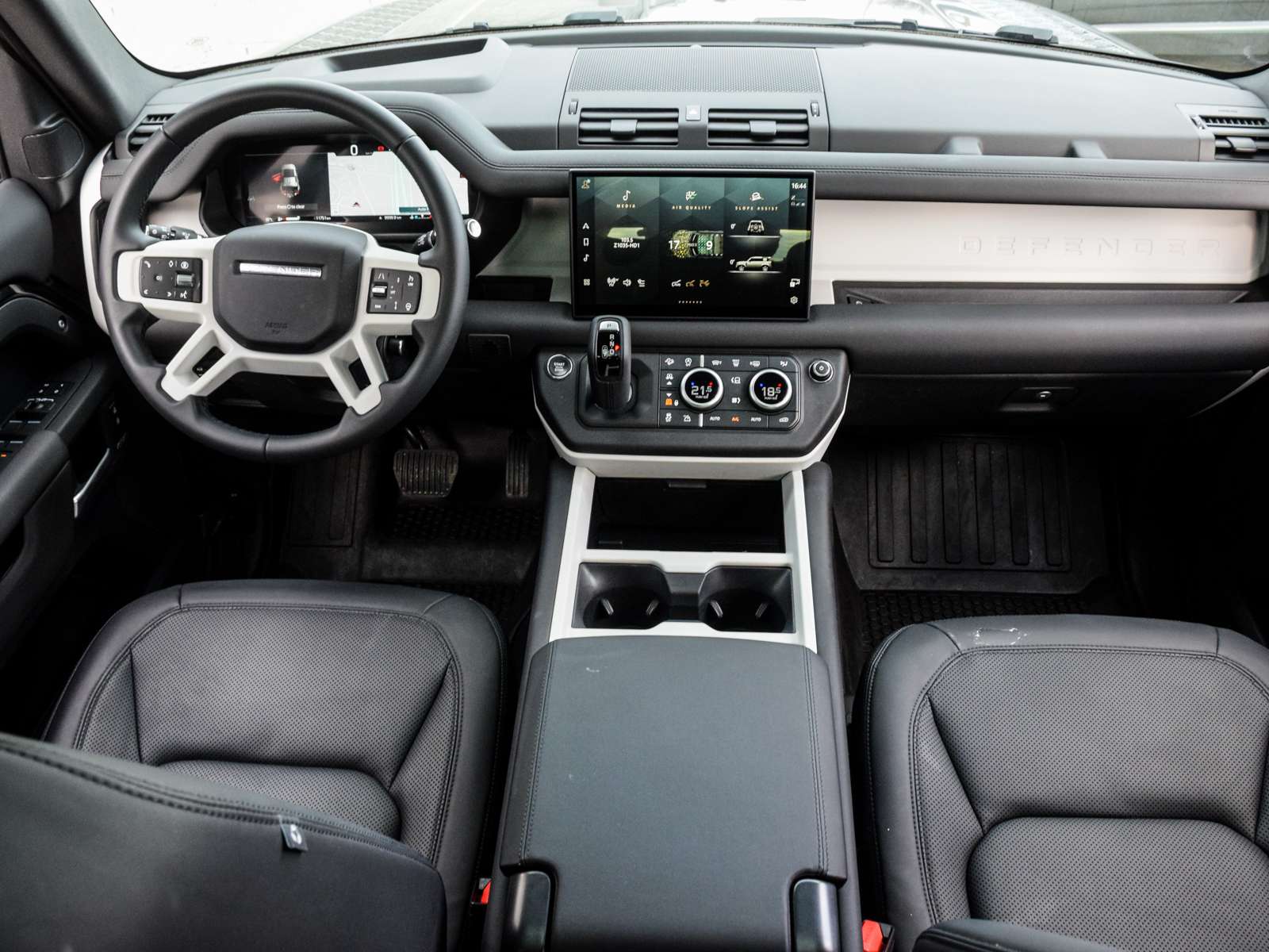 2025 Land Rover Defender X-Dynamic SE thumb 16