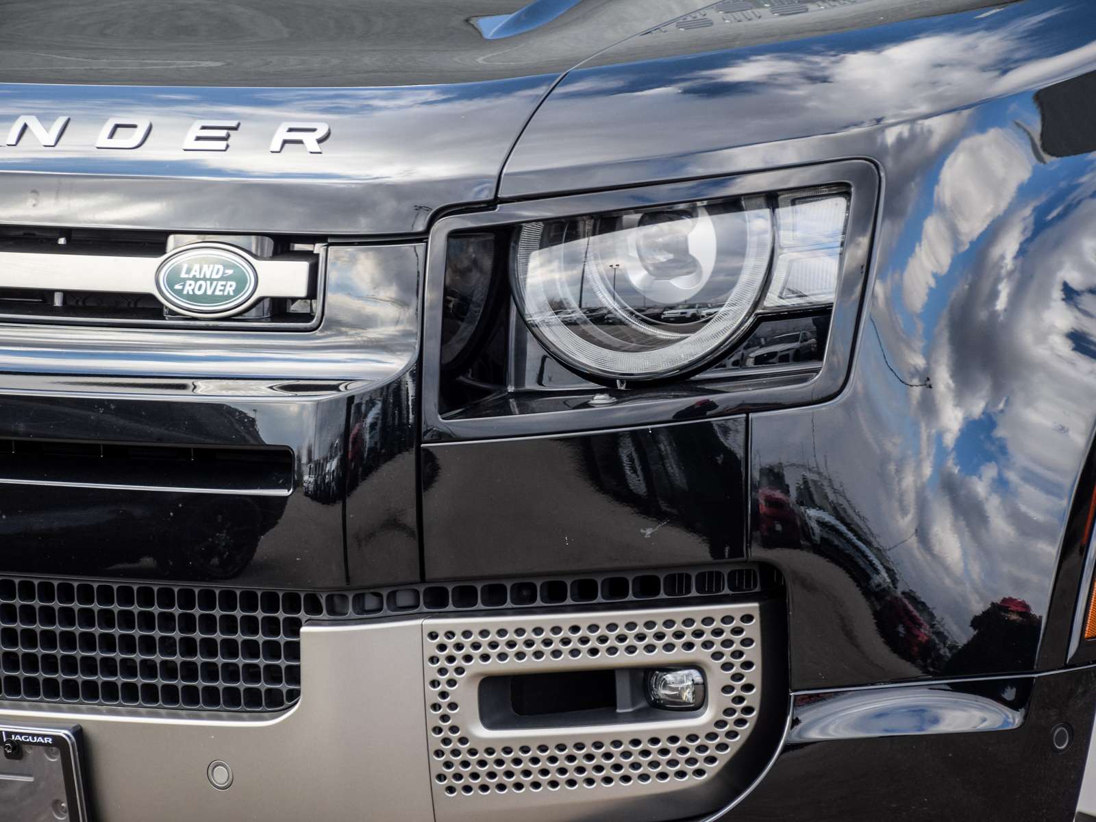 2025 Land Rover Defender X-Dynamic SE thumb 6