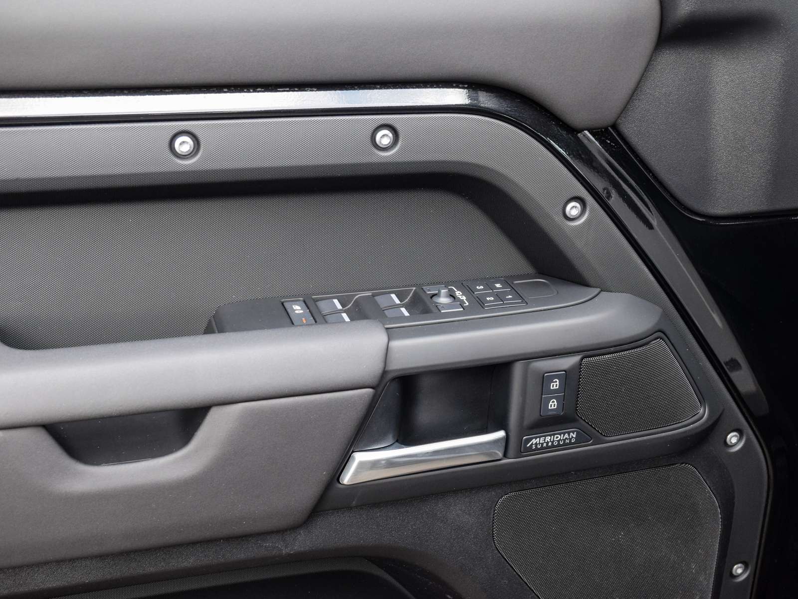 2025 Land Rover Defender X-Dynamic SE thumb 11