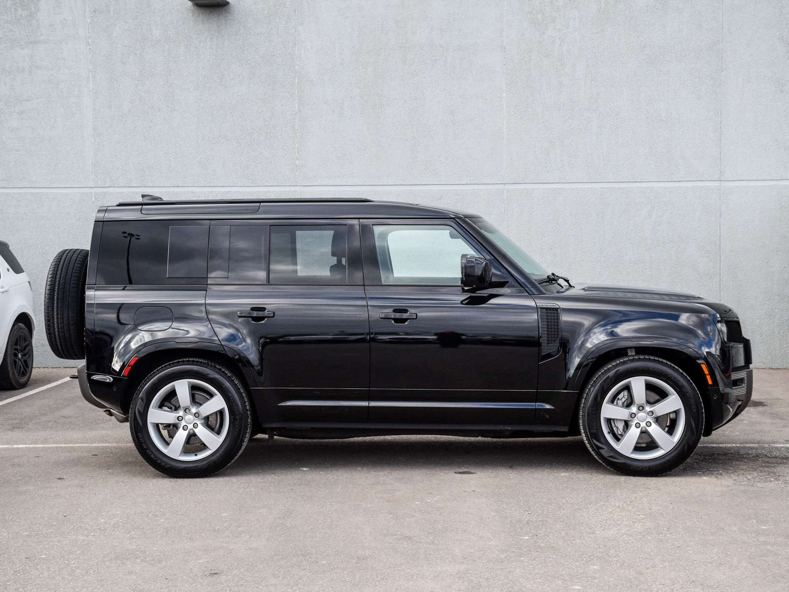 2025 Land Rover Defender X-Dynamic SE alt 3