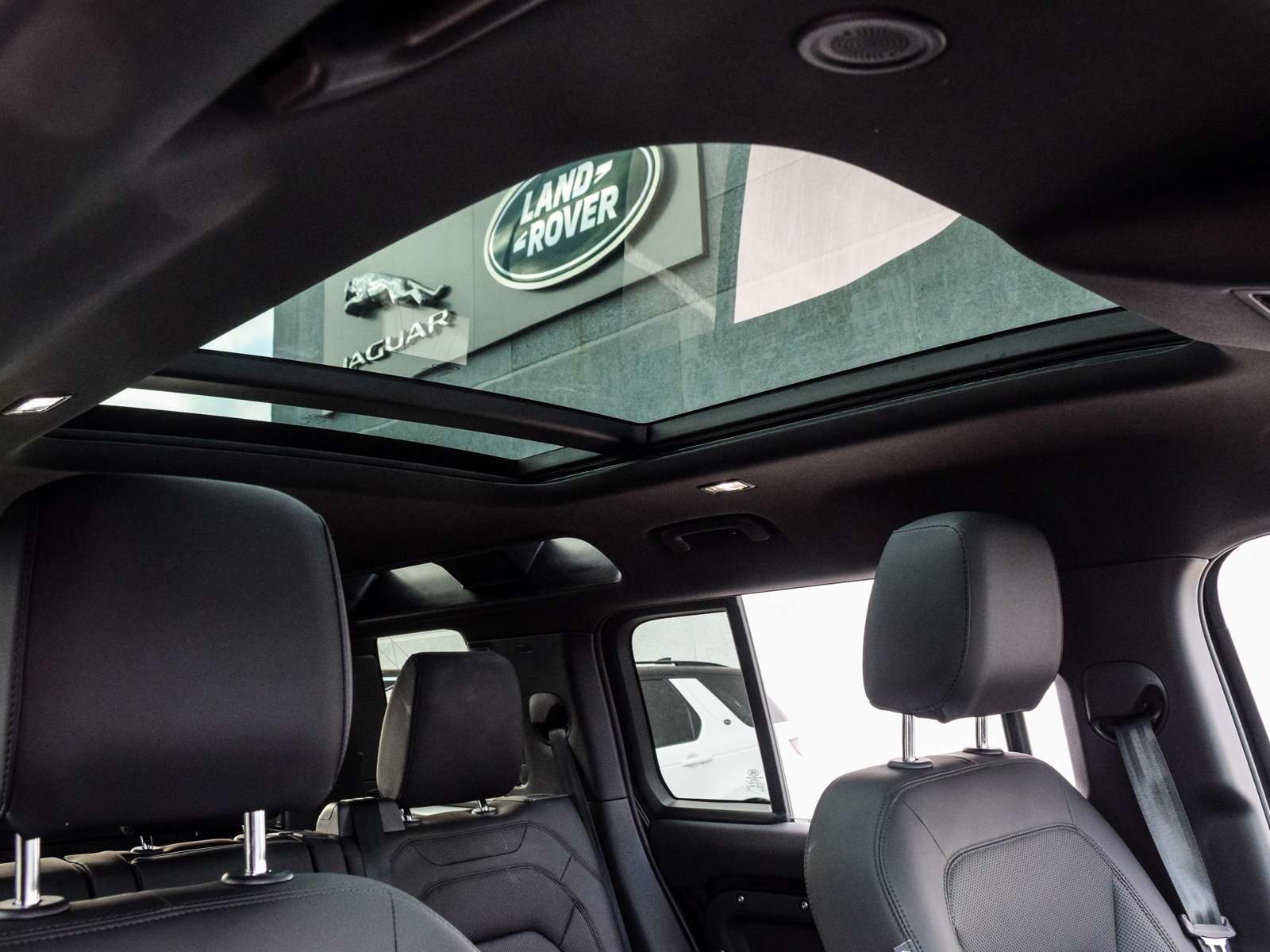 2025 Land Rover Defender X-Dynamic SE thumb 10