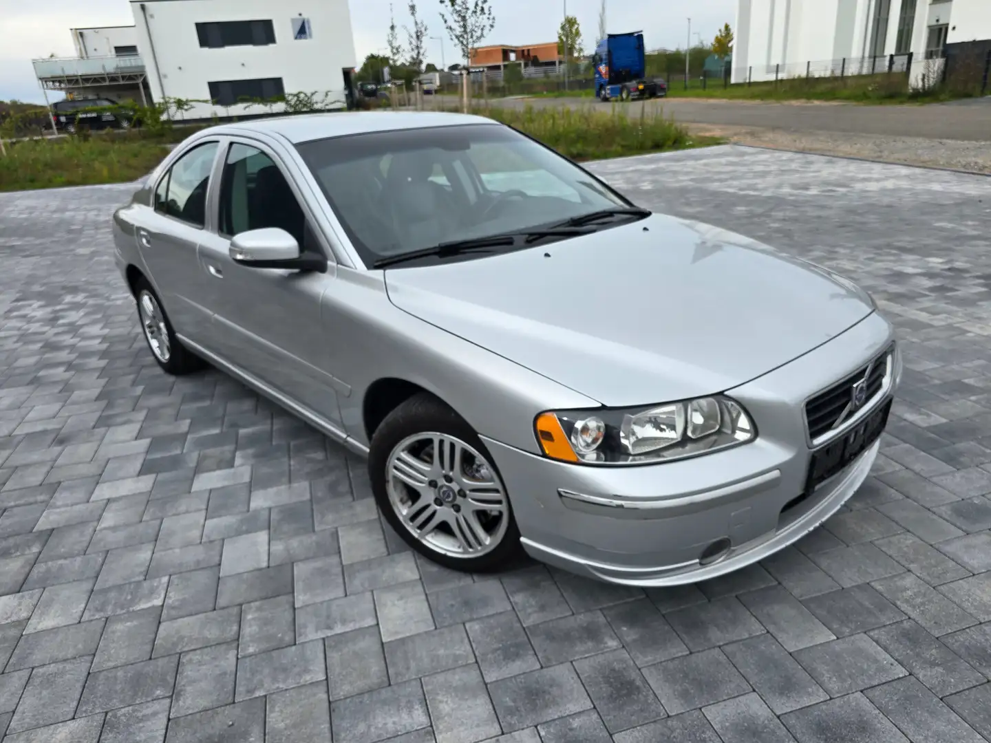 Volvo S60 2.4 Momentum (103kW)(2004 Silber - 1