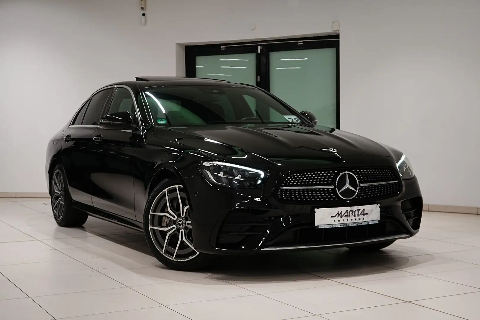 Mercedes-Benz E 300 |AMG-PAKET|DISTR|SCHIEBEDACH|COCKPIT|19ZOLL Schwarz - 1