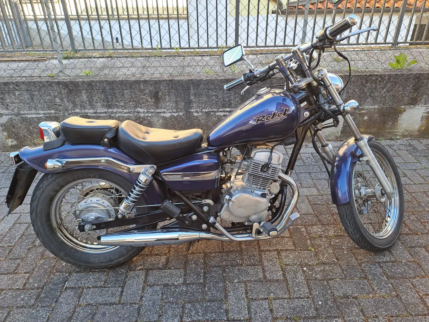 Honda CA 125 Rebel Bleu - 1