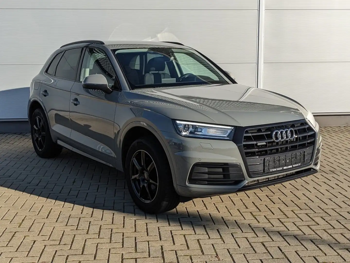 Audi Q5 2.0l 40 TDI quattro Sport AHK Xenon PDC 1.Hand Grau - 2