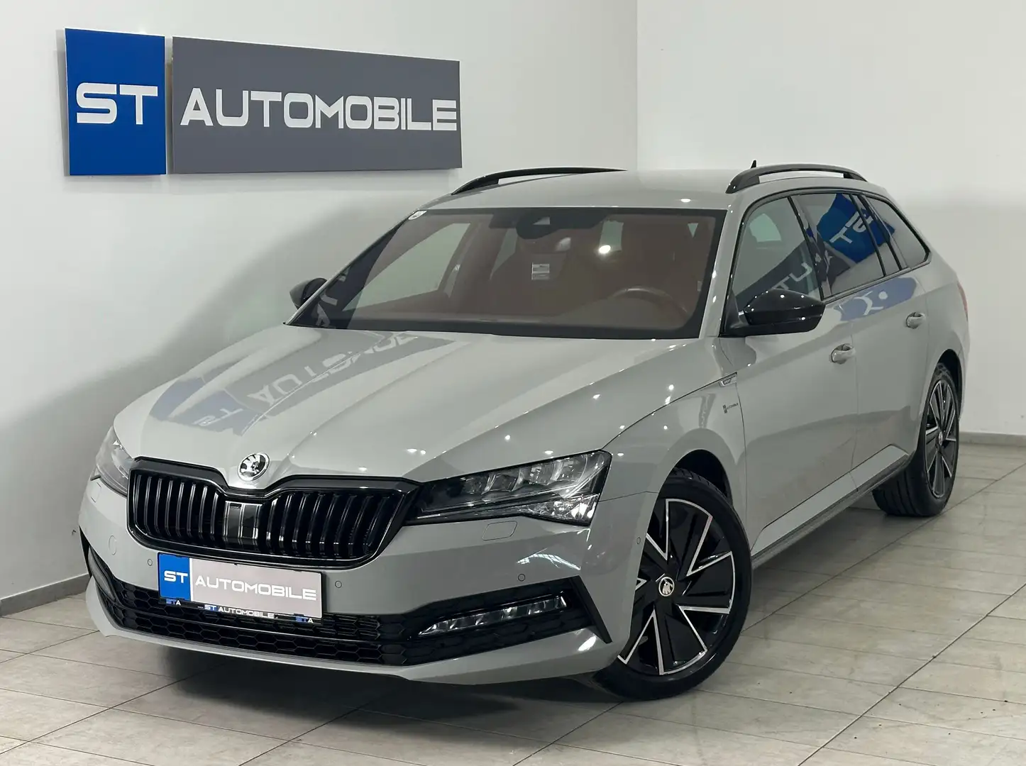 Skoda Superb 2.0 TDI SportLine Aut. // 1.BESITZ // NAVI // Grau - 1