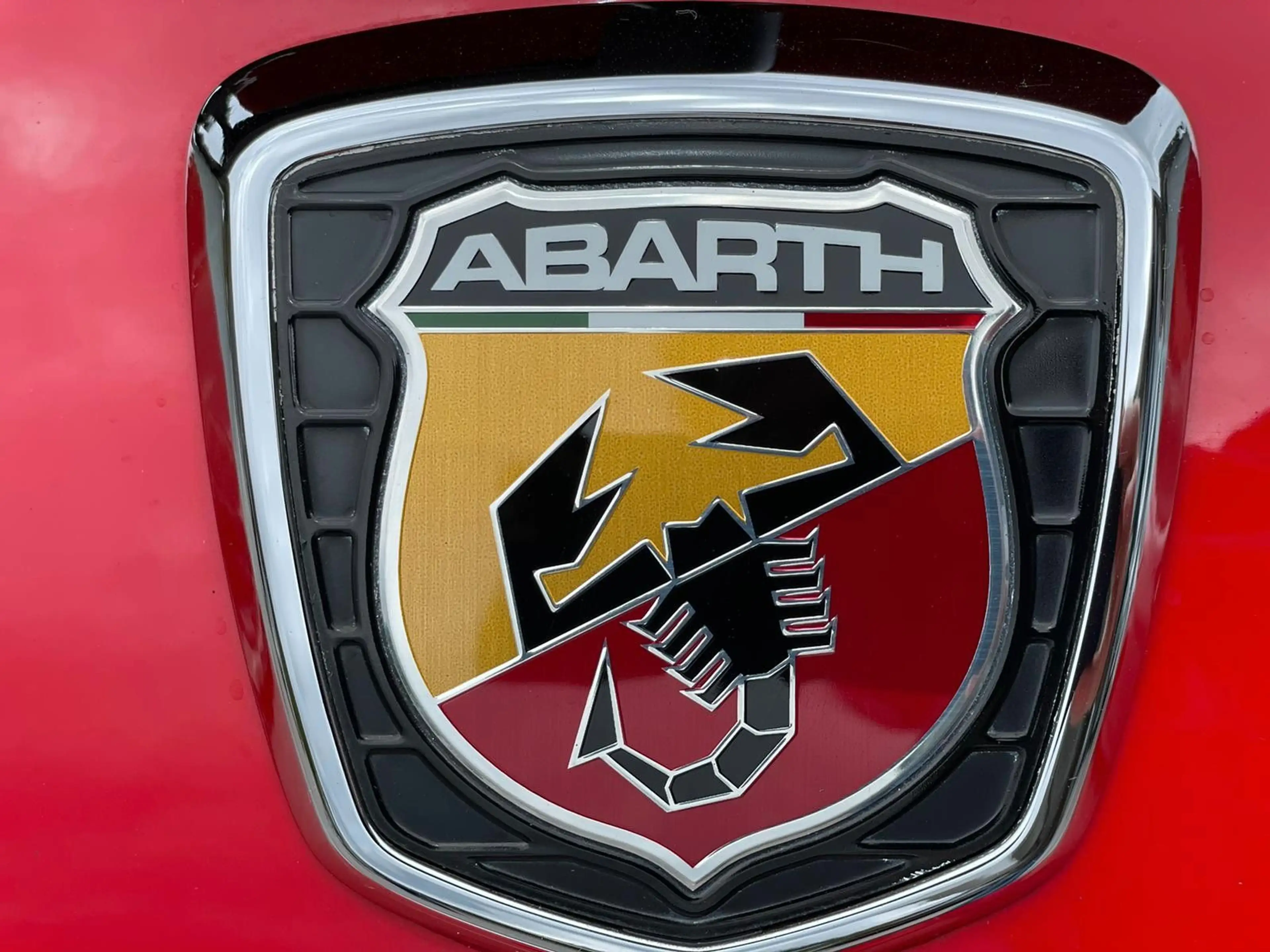 Abarth 695 Tributo Ferrari Edition — photo 6