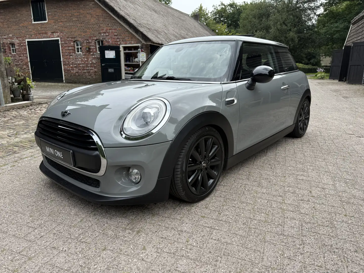 MINI One Mini 1.2 . Navi,Panoramadak,LED,17". Moonwalk grey Šedá - 1
