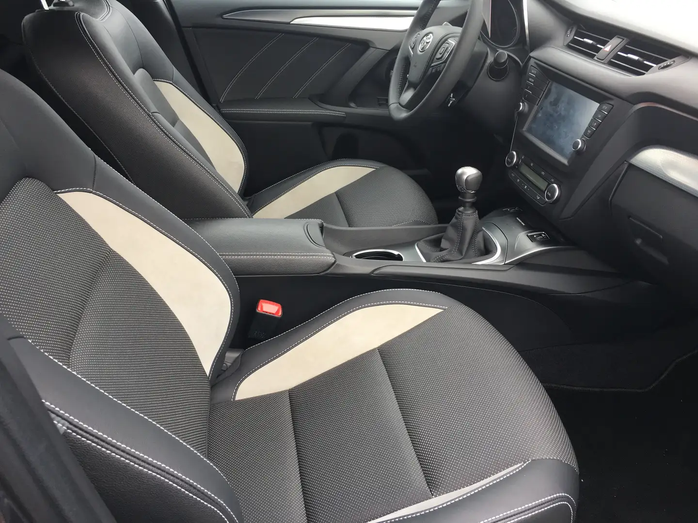 Toyota Avensis Avensis Diesel Touring Sports 1.6 D-4D Pano Leder Gris - 2
