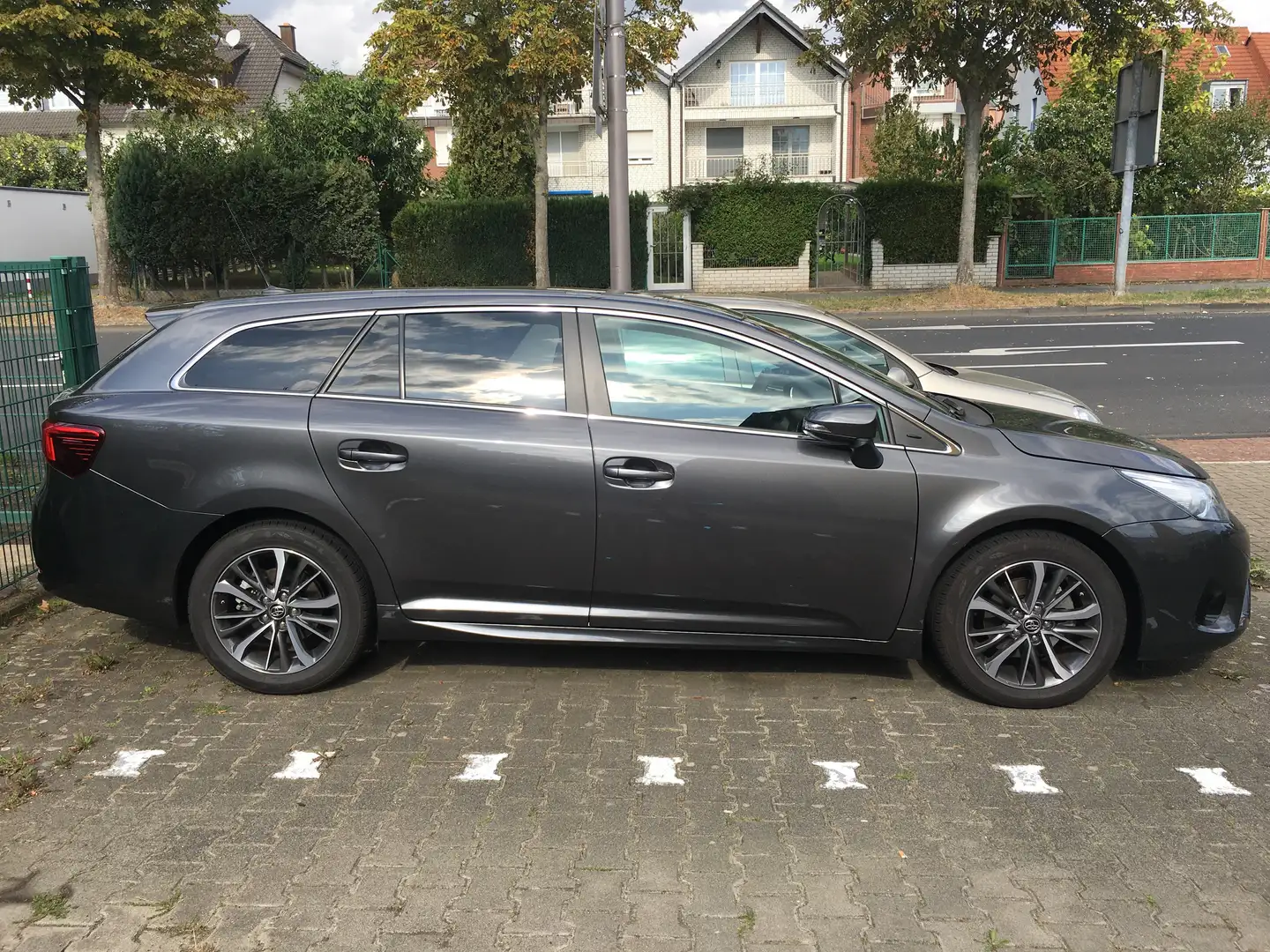 Toyota Avensis Avensis Diesel Touring Sports 1.6 D-4D Pano Leder Gris - 1