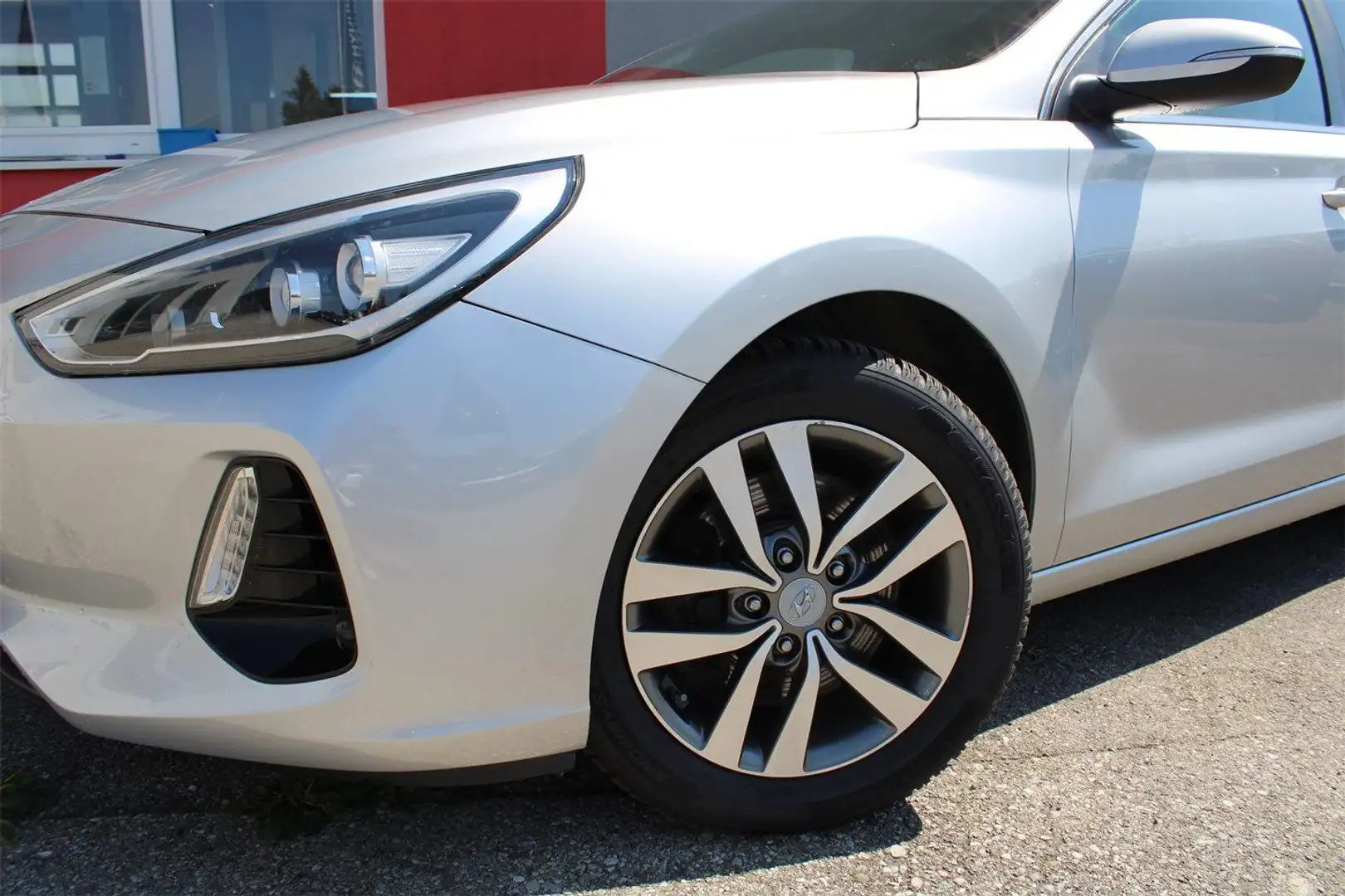 Hyundai i30 1,6 CRDi Launch Premium Silber - 2