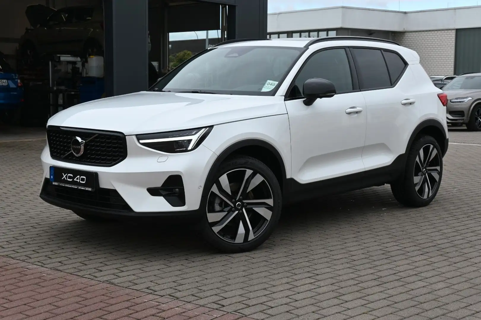 Volvo XC40 B4 DKG Ultimate Dark*STDHZG*PANO*360°*ACC Weiß - 1