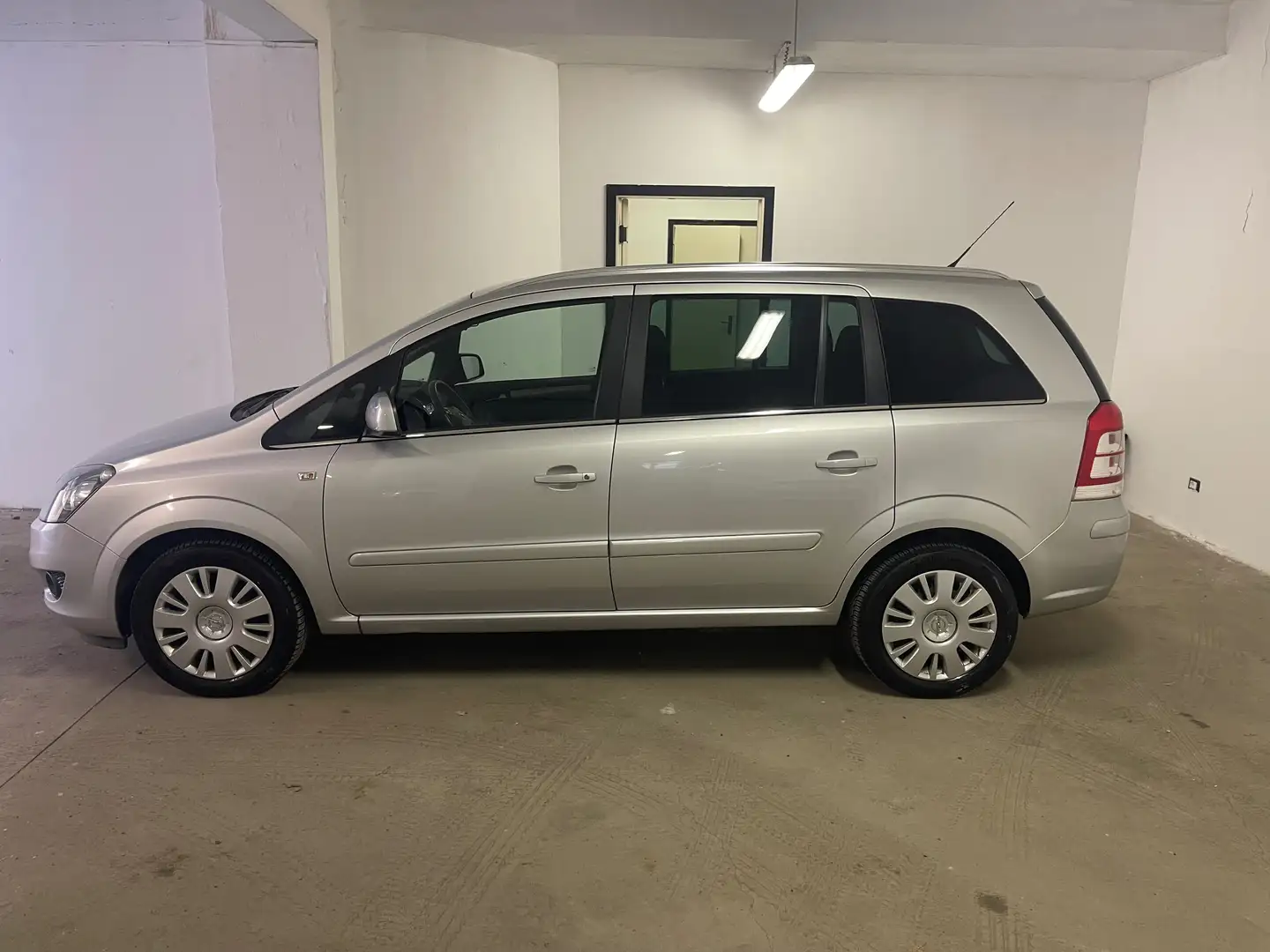 Opel Zafira Zafira II 2005 1.6 t. Cosmo ecoM 150cv Argento - 2