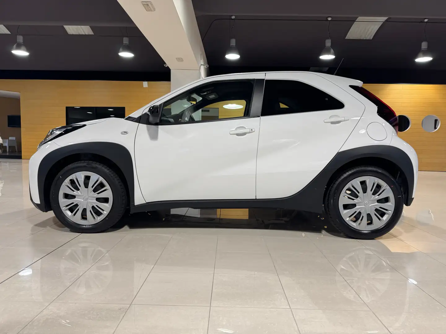 Toyota Aygo X 1.0 VVT-i 72 CV 5 porte Active PREZZO REALE! Weiß - 2