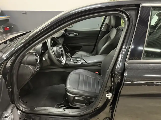 Alfa Romeo Giulia view 10