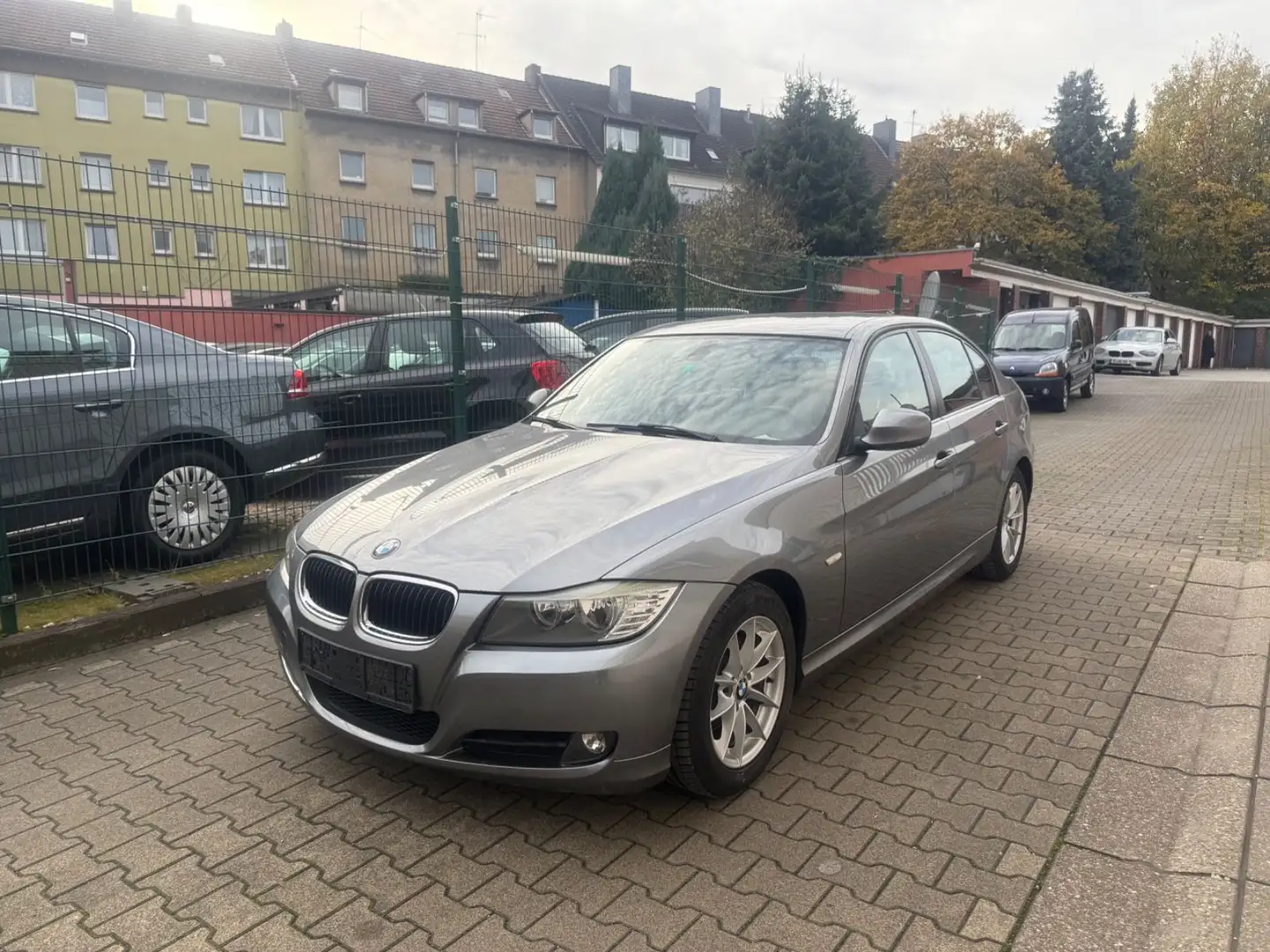BMW 318 i Edition Sport TÜV NEU*2.HAND*S.HEFT Šedá - 1
