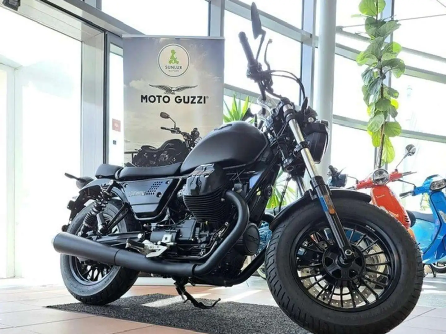 Moto Guzzi V 9 Negru - 2