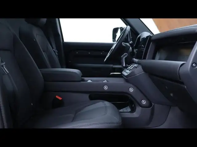 Land Rover Defender 110 view 11