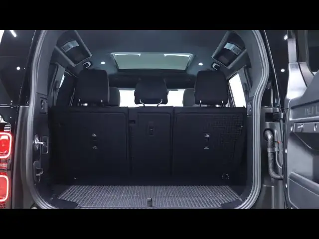 Land Rover Defender 110 view 7