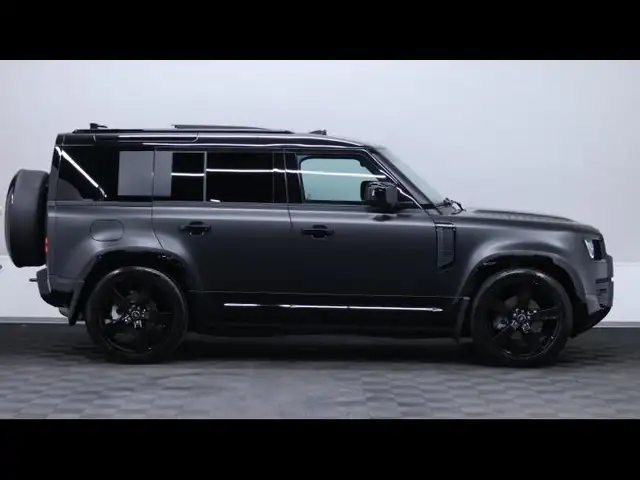 Land Rover Defender 110 view 4