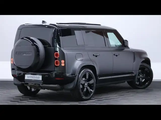 Land Rover Defender 110 view 5