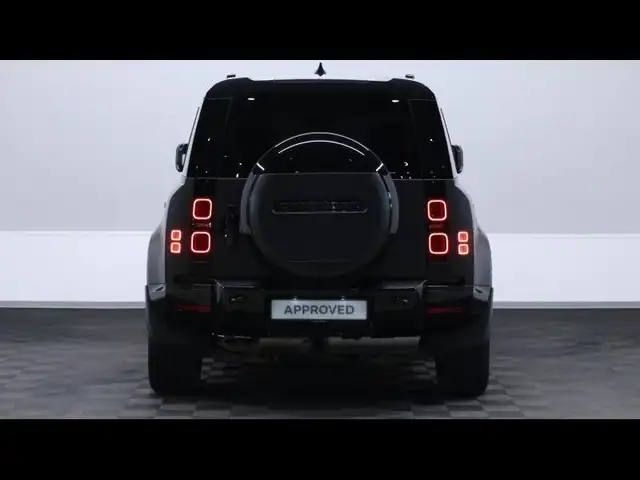 Land Rover Defender 110 view 6