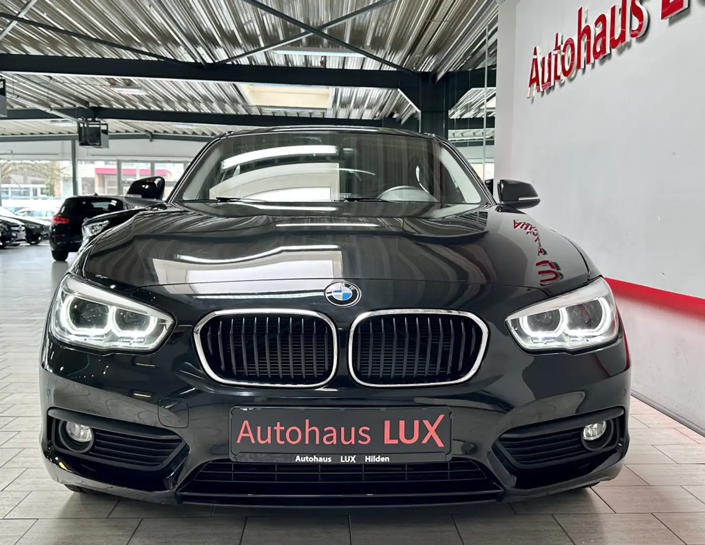 BMW 118 i*NAVI*AUTOMATIK*1.HAND*LED*PDC*SITZHEIZUNG* Zwart - 2