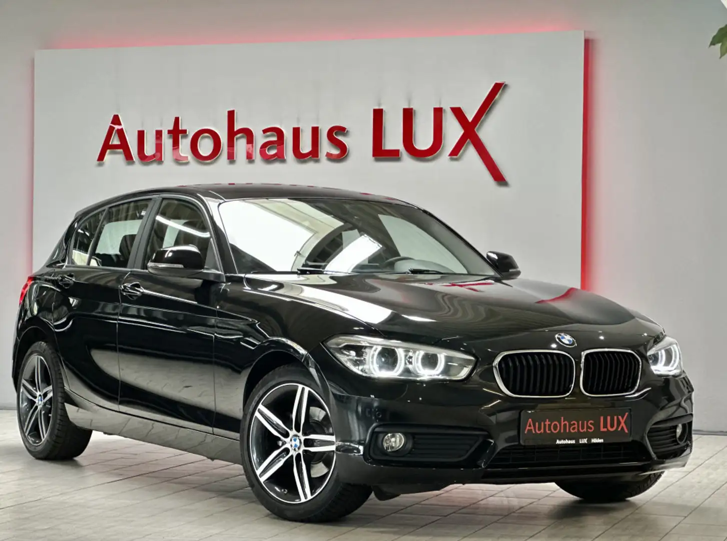 BMW 118 i*NAVI*AUTOMATIK*1.HAND*LED*PDC*SITZHEIZUNG* Zwart - 1