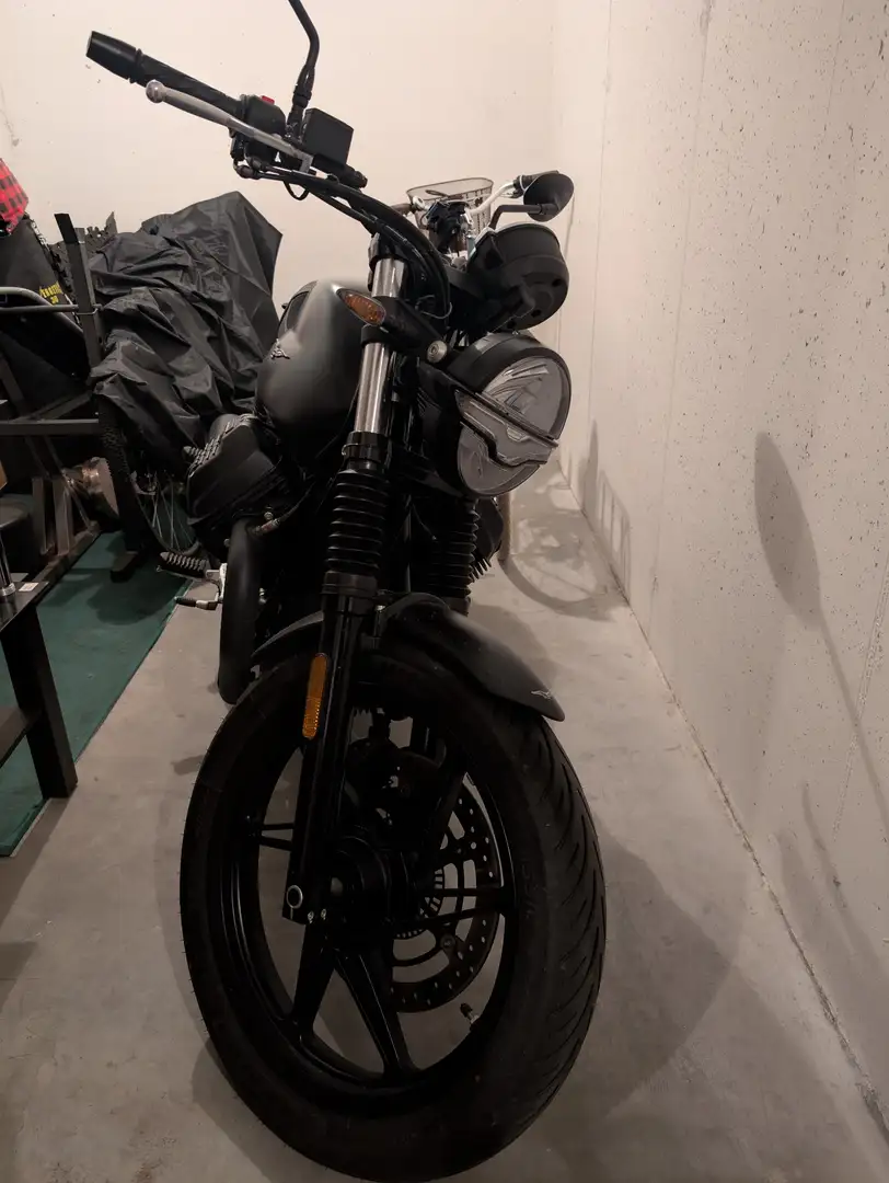 Moto Guzzi V 7 Stone Černá - 1