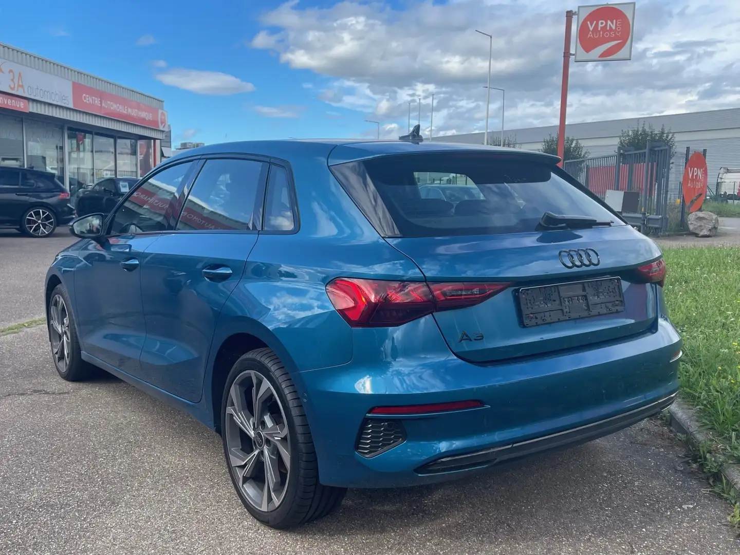 Audi A3 30 TFSI Mild Hybrid 110 S tronic 7 Design Blau - 2
