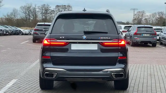 BMW X7 view 6