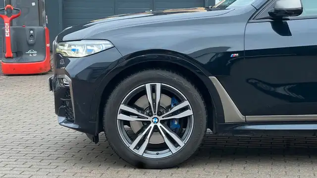 BMW X7 view 4
