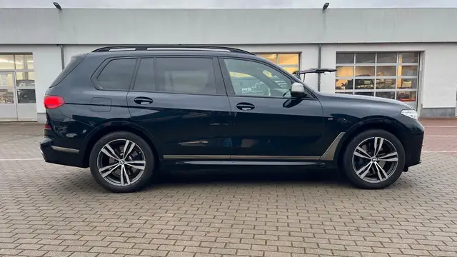BMW X7 view 9