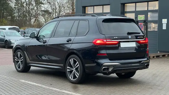 BMW X7 view 5