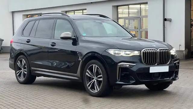 BMW X7 view 10