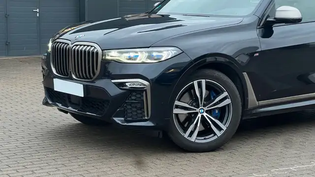 BMW X7 view 2