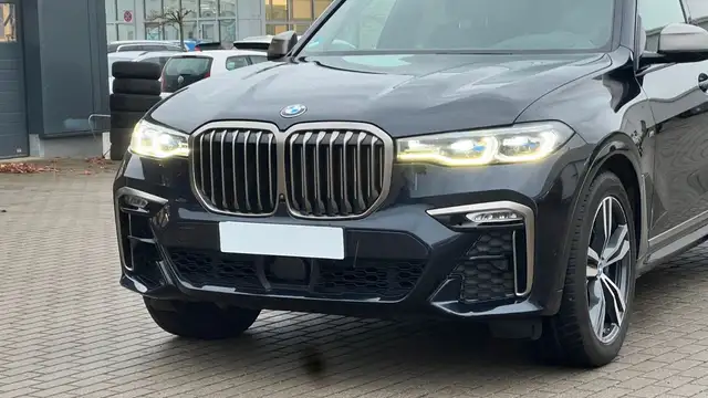 BMW X7 view 12