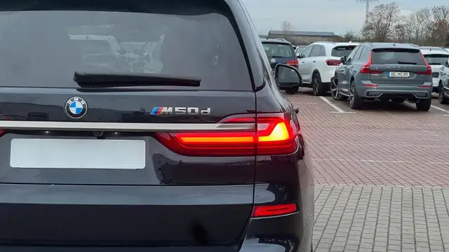BMW X7 view 8