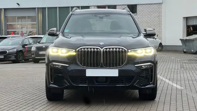 BMW X7 view 11