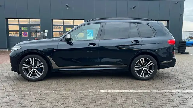 BMW X7 view 3