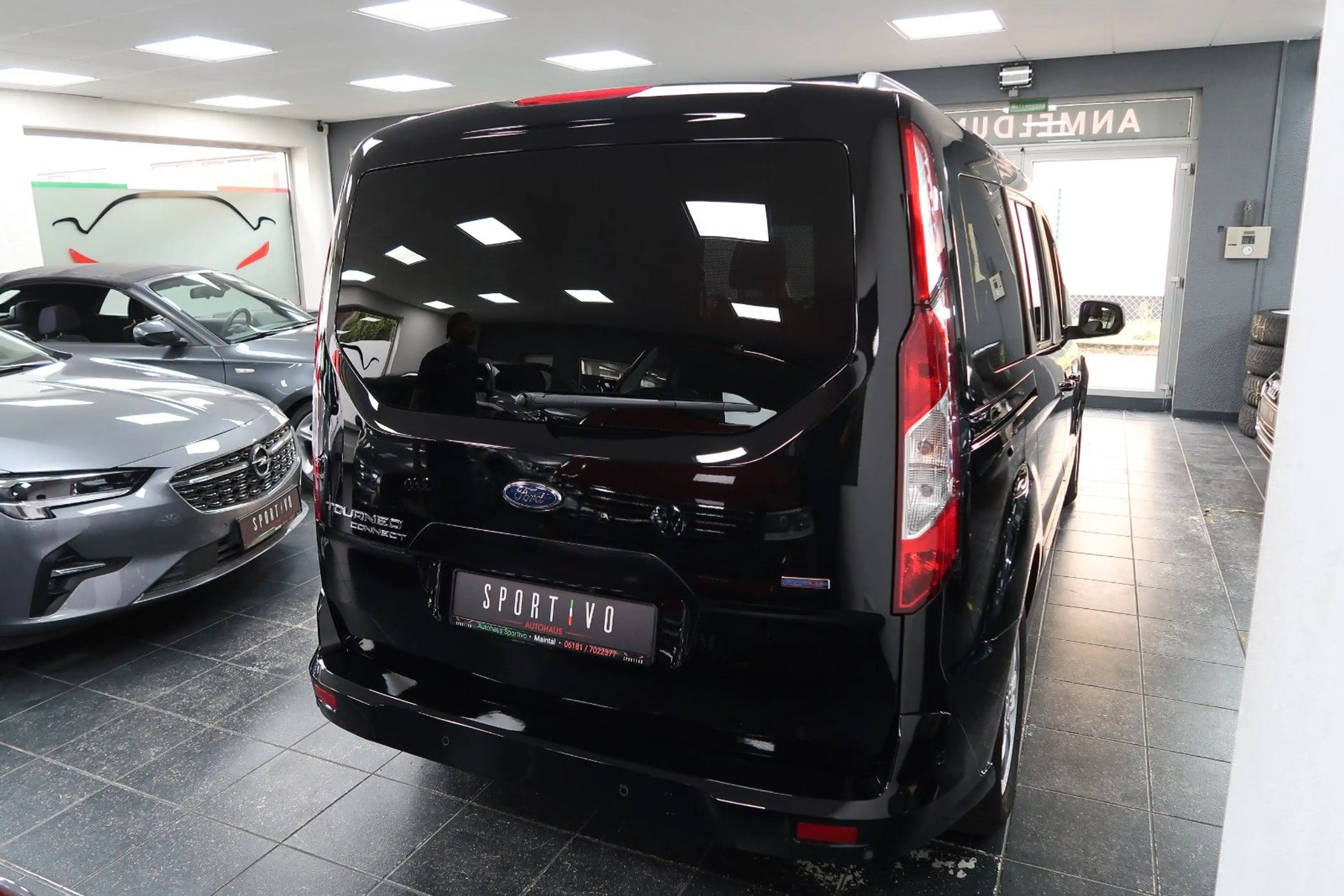 Ford Grand Tourneo Connect Titanium*Automa*7Sitzer*Pano*Navi*1Hand — photo 5
